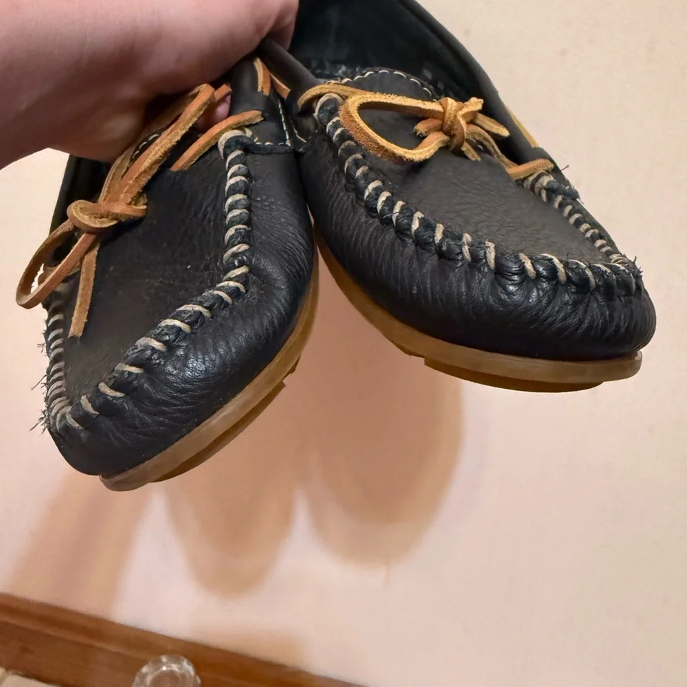 Minnetonka | Black and Tan Leather moccasins